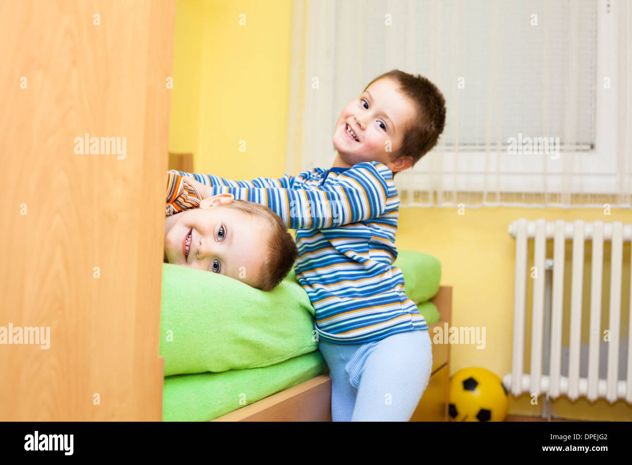 Zwei glückliche Kinder spielen zu Hause Stockfoto
