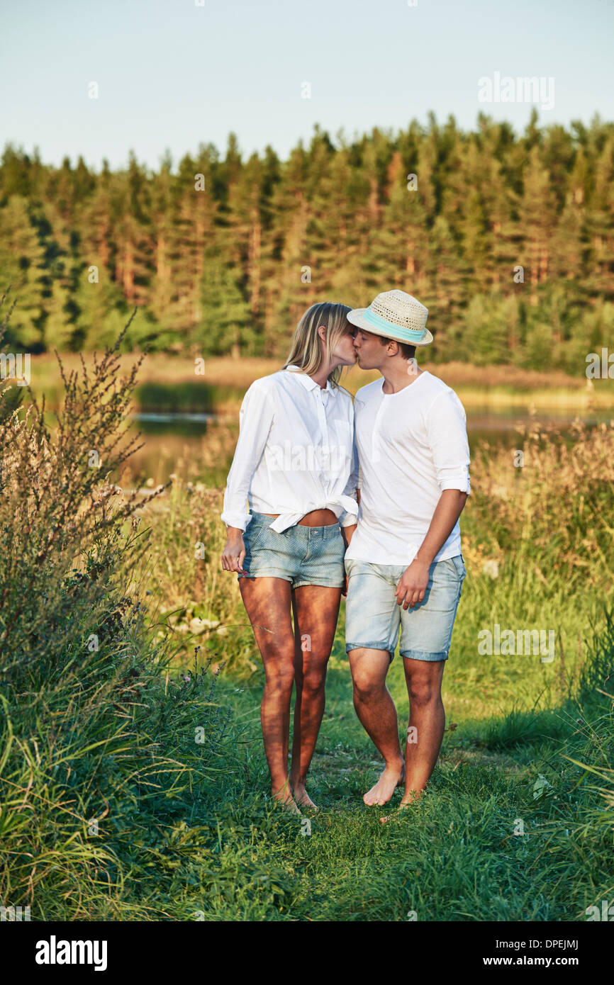 Romantische junge Paar küssen, Hotels, Schweden Stockfoto