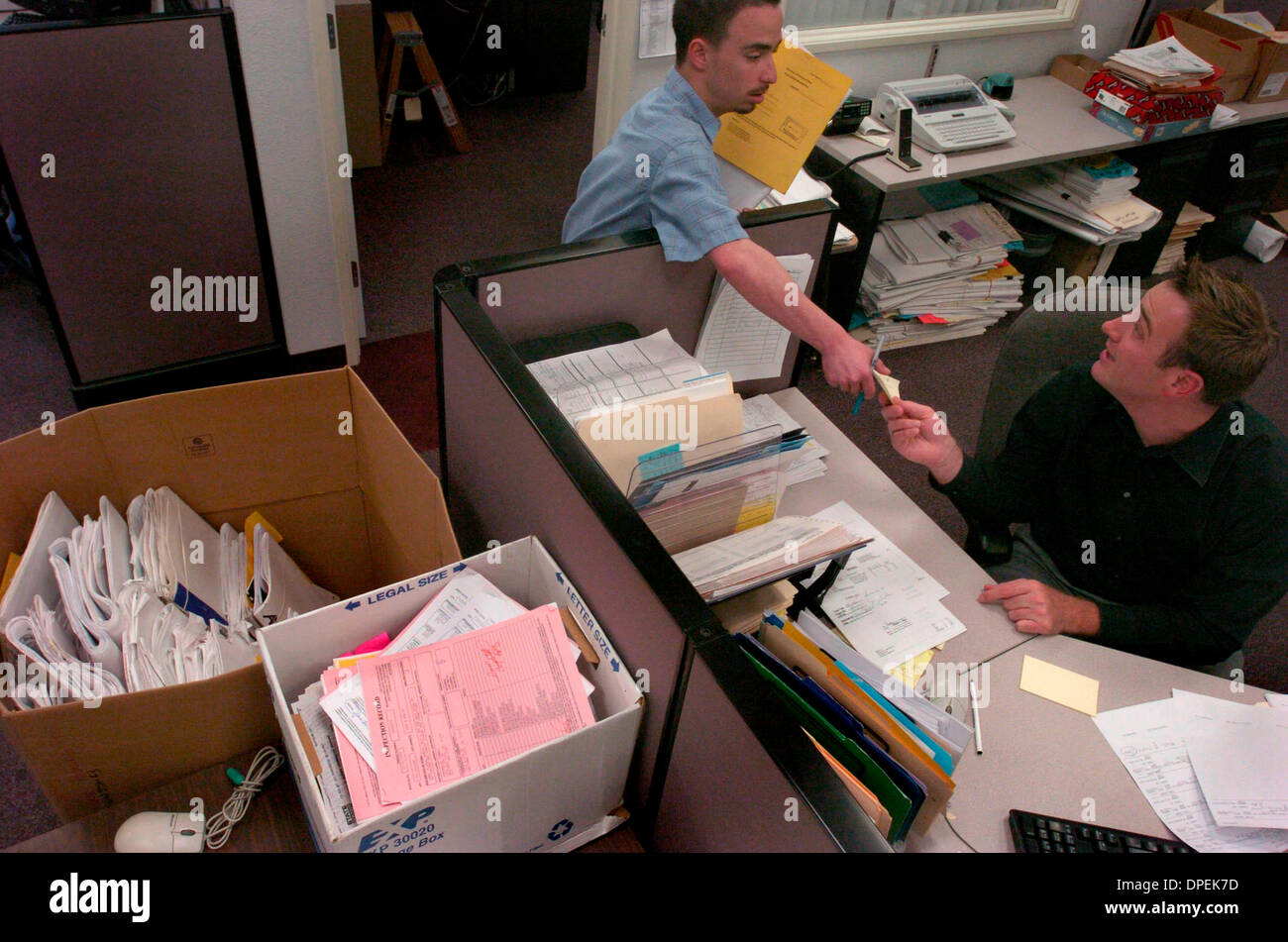 (Veröffentlicht 4/29, 2006, B-5:S) San Diego Union-Tribune.Wednesday, 26. April 2006, San Diego, CA National Stadt Mitarbeiter kämpfen mit einem großen Arbeitsaufwand 40 Mitarbeiter verschiedener Abteilungen in den vergangenen sechs Monaten verlassen hat. Es gibt Unmengen von alten Pläne, die sie noch nicht in der Lage, um loszuwerden, weil sie nicht mehr Mittel zu scannen. Jetzt häufen sie rund um die offi Stockfoto