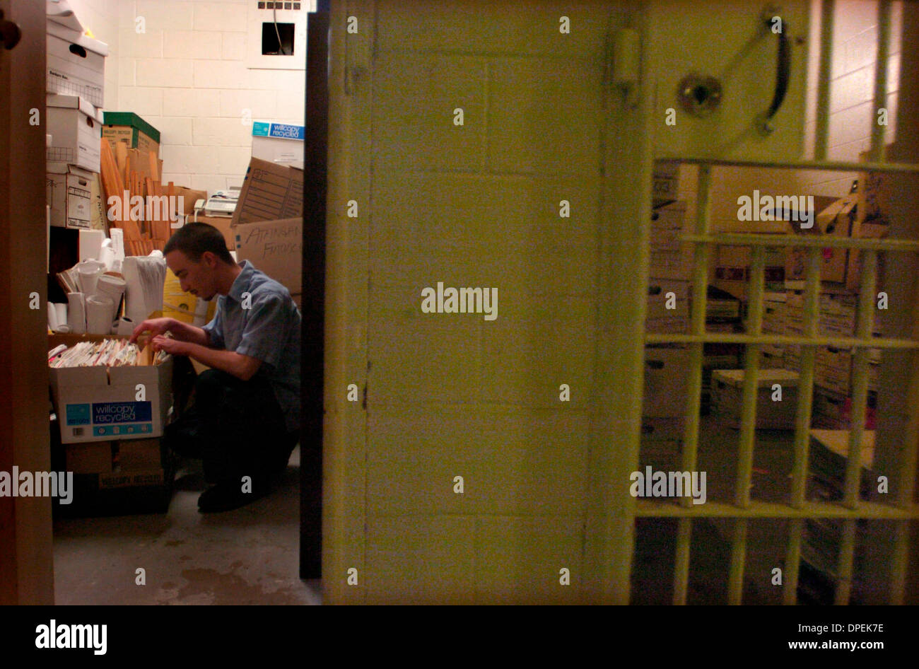 (Veröffentlicht 4/29, 2006, B-1:S) Mittwoch, 26. April 2006, San Diego, CA National Stadtangestellten kämpfen mit einem großen Arbeitsaufwand 40 Mitarbeiter verschiedener Abteilungen in den vergangenen sechs Monaten verlassen hat. Es gibt Unmengen von alten Pläne, die sie noch nicht in der Lage, um loszuwerden, weil sie nicht mehr Mittel zu scannen. Jetzt sie häufen sich alle rund um das Büro und Arbeitnehmer runnin Stockfoto