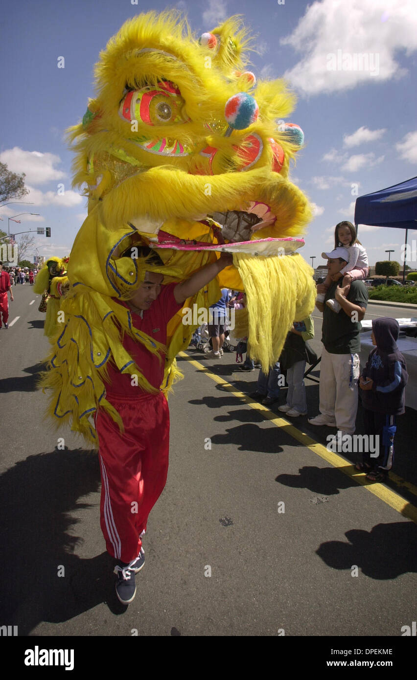 (Veröffentlichte 27.04.2003, b-2) Mitglieder von Hung Vuong Sport Club of San Diego tanzte in ihrer Drachenkostüm am 18. jährliche Linda Vista Multikultur Fair und Parade, Samstag. Stockfoto