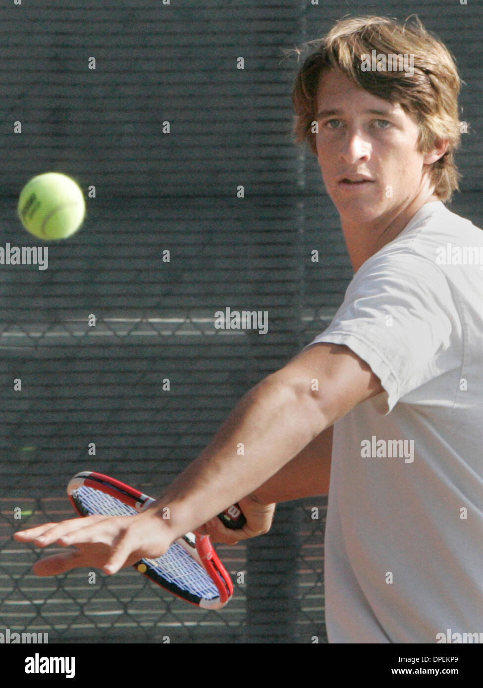 (Veröffentlicht 12.05.2006, NI-14, NC-14)  4. Mai 2006, Höhen von Carmel, Kalifornien. ALEX PLACEK, während Tennis Klasse an Torrey Pines High School in Carmel Höhen ausgearbeitet. PLACEK ist auch im Volleyball-Team. Foto von Don Kohlbauer/San Diego Union Tribune/Zuma Press.Copyright 2006 San Diego Union Tribune. Stockfoto