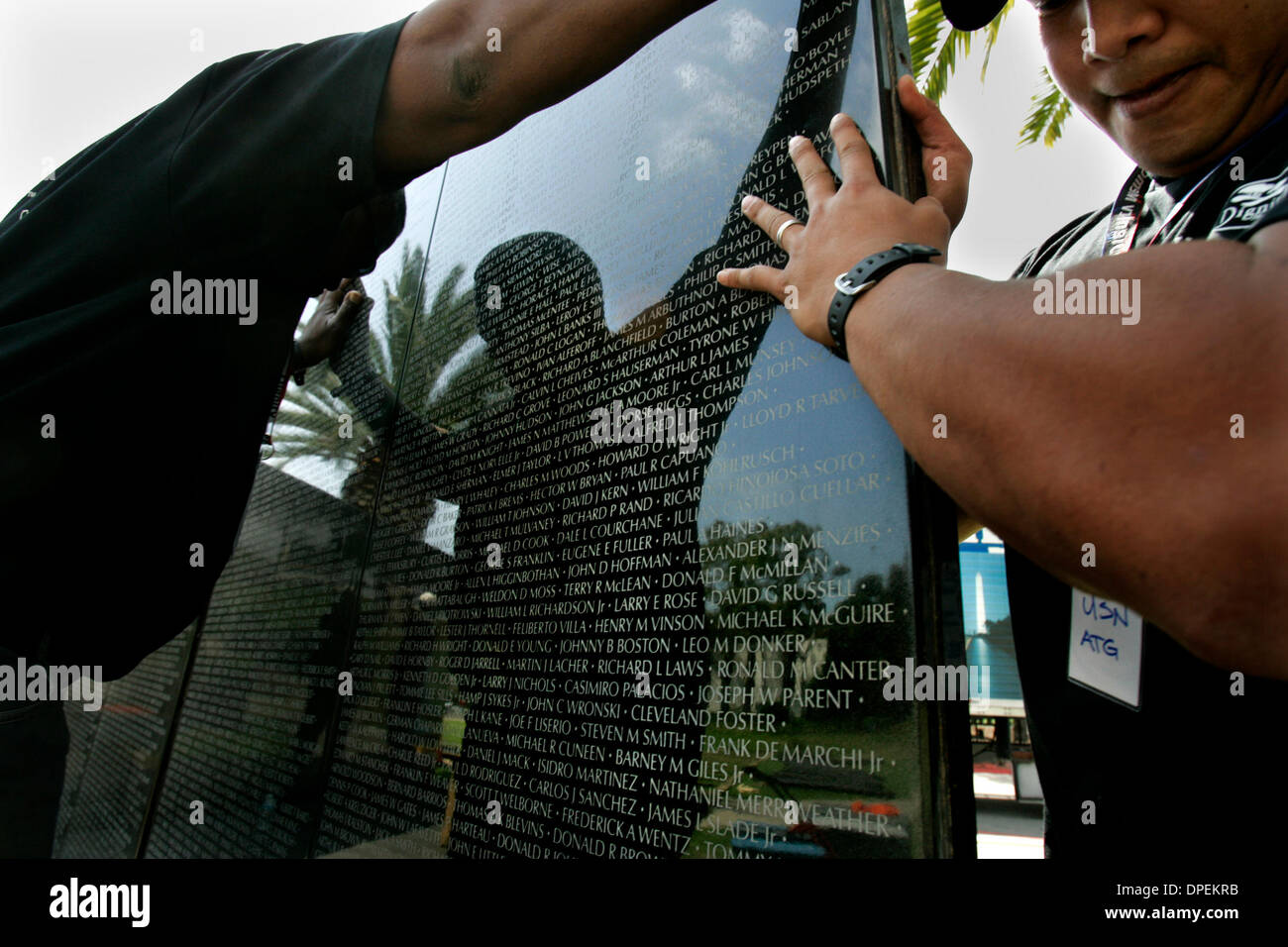 (Veröffentlichte 05.05.2006, b-1) 4 Mai, 2006 San Diego CA IRVIN McFARLIN Veteranen Dorf von San Diego, links, und RAYMUND<CQ> CARIG<CQ> der United States Navy, rechts, halten eines 48 Panels in eine 240-Fuß lang, acht Fuß hoch, dreiviertel Nachbau des Vietnam Veterans Memorial in Washington, D.C., genannt würde Memorial Vietnam Mauer, auf dem südlichen l errichtet</CQ> </CQ> Stockfoto