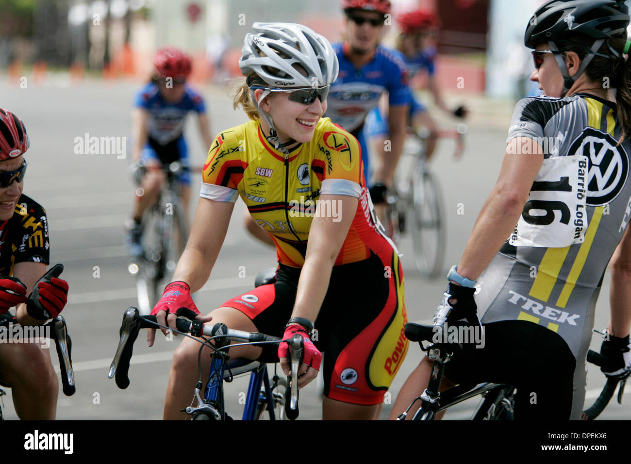 (Veröffentlichte 12.05.2006, d-2)  7. Mai 2006, San Diego, Kalifornien, USA May, 2006, SARAH HAMMER in Orange/gelb Outfit und weißen Helm, Center, nimmt Glückwünsche von anderen Fahrern nach dem Zieleinlauf. Sie ist ein Radsport Landesmeister. Sie startete in, und gewann, dem Barrio Logan Grand Prix an diesem Sonntag ein.8 Meile Kurs durch die Straßen. Obligatorische Credit: Foto von Peggy Peatti Stockfoto