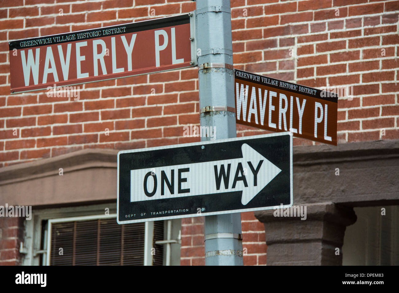 Straßenschilder und eine Möglichkeit, sich an der Ecke der Waverly Place und Waverly Place in Greenwich Village, New York City, USA Stockfoto