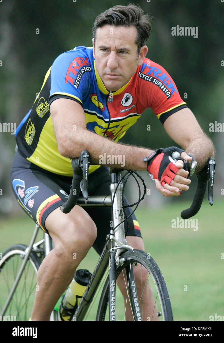 (Veröffentlicht 7/14, 2006, d-2) 5. Juli 2006, ist San Diego, Kalifornien, USA JOSH Grünberg, ein Anwalt San Diego ein Alter Spitzengruppe Radrennfahrer. Er ist das Thema eines Fitness Seite Features.    Obligatorische Credit: Foto von Scott Linnett/San Diego Union-Tribune/Zuma Press. Copyright 2006 San Diego Union-Tribune Stockfoto