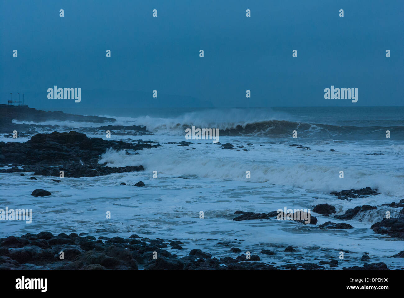 Rough Seas an der Nordküste von Antrim Stockfoto