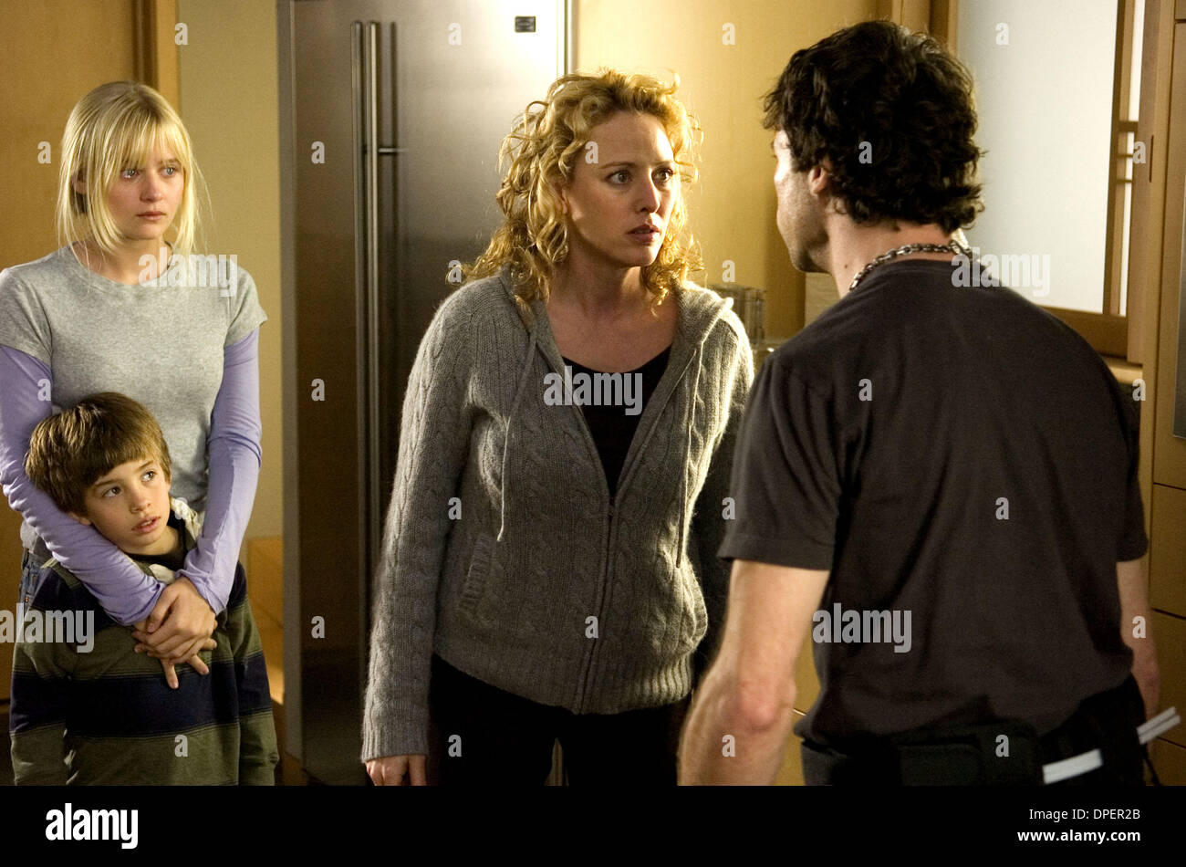 16. Februar 2006 - CARLY SCHROEDER als Sarah Stanfield, JIMMY BENNETT als Andy Stanfield und VIRGINIA MADSEN als Beth Stanfield.'' Firewall.''. K46853 (Kredit-Bild: © Globe Photos/ZUMApress.com) Stockfoto