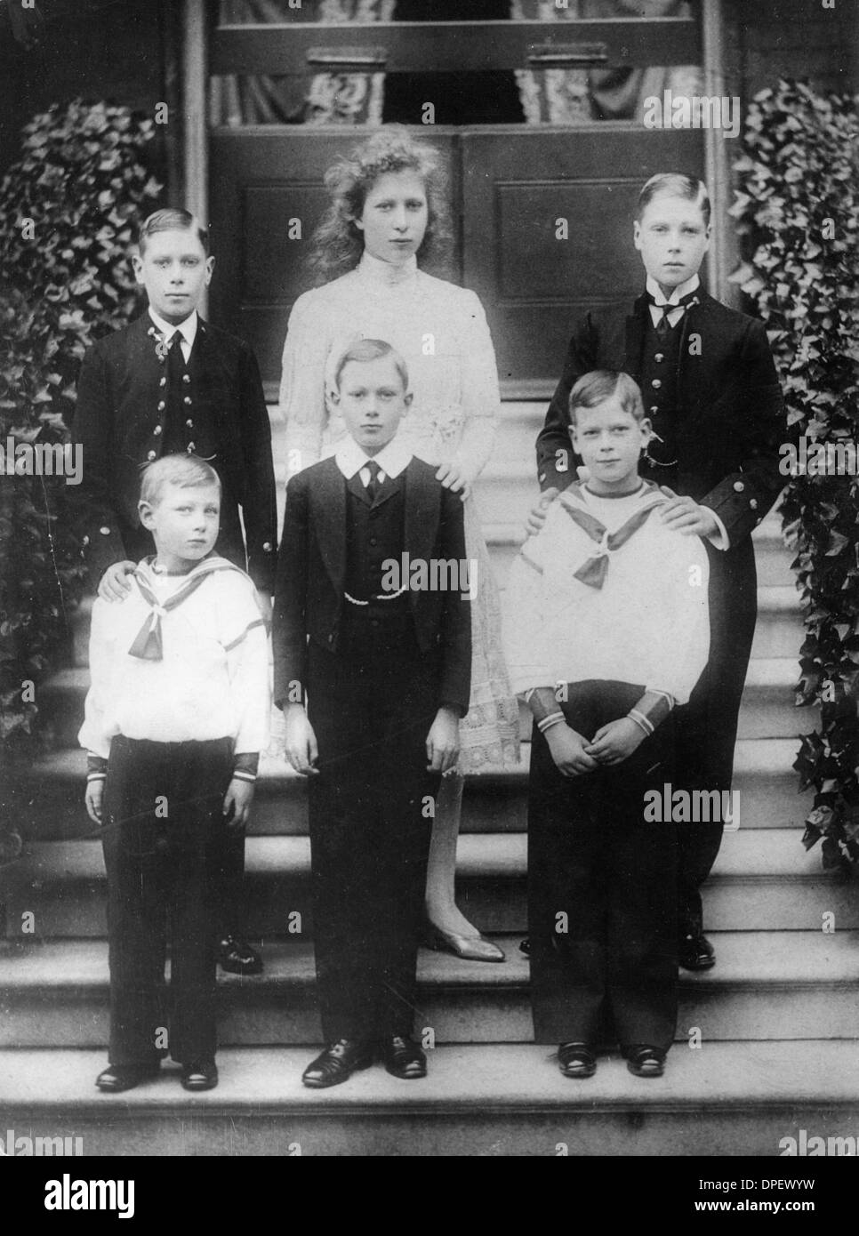 24. März 1965 - London, England, U.K - EDWARD VIII als Kind mit seinen Geschwistern (v.l.) Duke of York ALBERT FREDERICK GEORGE (später GEORGE VI), Prinzessin MARY, Prinz von WALES (später König EDWARD VIII-nach seiner Abdankung Duke of Windsor), Prinz JOHN, Duke of Gloucester (Prinz Heinrich) und Herzog von Kent (PRINCE GEORGE). (Kredit-Bild: © KEYSTONE Bilder USA/ZUMAPRESS.com Stockfoto