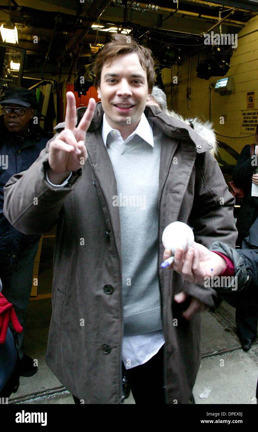 23. Februar 2006 - New York, New York, US - K46919BC. Prominente unterwegs in New York City.2/23/06.   / 2006.Jimmy Fallon (Kredit-Bild: © Bruce Cotler/Globe Photos/ZUMAPRESS.com) Stockfoto