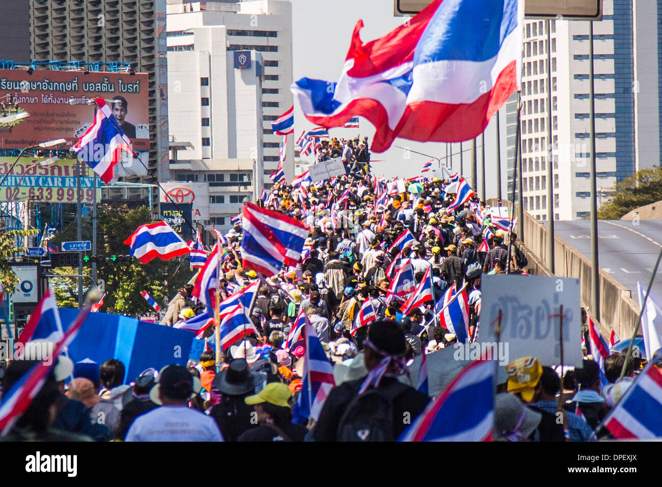 Bangkok, Thailand. 14. Januar 2014. Anti-Regierungs-Demonstranten marschieren auf einer Überführung in Bangkok, Thailand-Credit: Dbimages/Alamy Live-Nachrichten Stockfoto