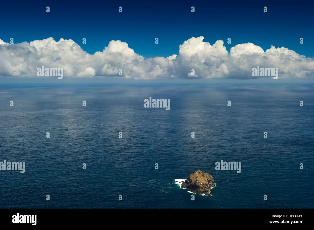 Blauer Himmel mit Wolken, einer kleinen Insel und das Meer, Teneriffa, Kanarische Inseln, Spanien Stockfoto