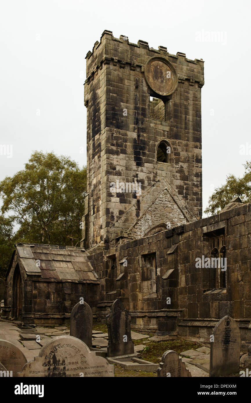 Alte verlassene Kirche St. Thomas a Becket in Heptonstall, Yorkshire. Silvia Plath ist auf einem Friedhof begraben Stockfoto