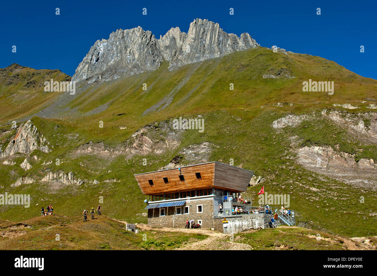 Capanna del Corno Gries Hütte des Schweizer Alpen-Club SAC vor den Gipfeln des Mt Scaglia di Corno, Val Bedretto Stockfoto