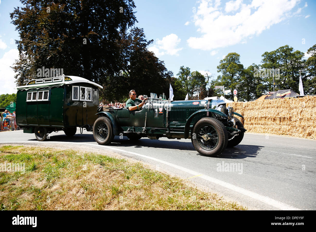 Oldtimer, Bentley 4,5 Liter Gebläse mit einem Wohnwagen, Baujahr 1930, Oldtimer Treffen, Schloss Dyck Classic Days 2013 Stockfoto