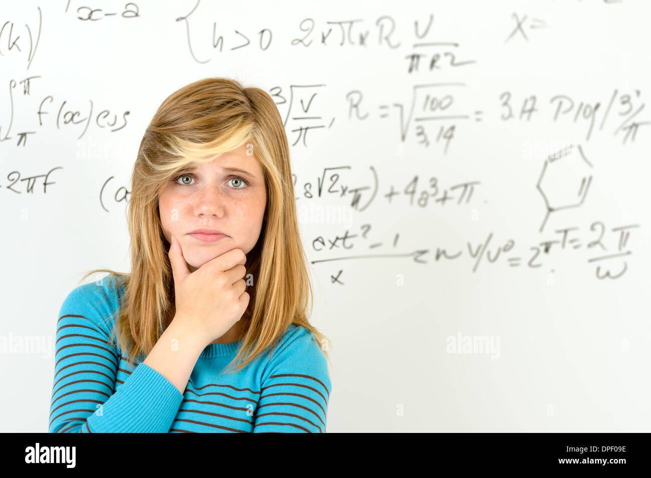 Verzweifelte Studentin vor Mathematik board Stockfoto