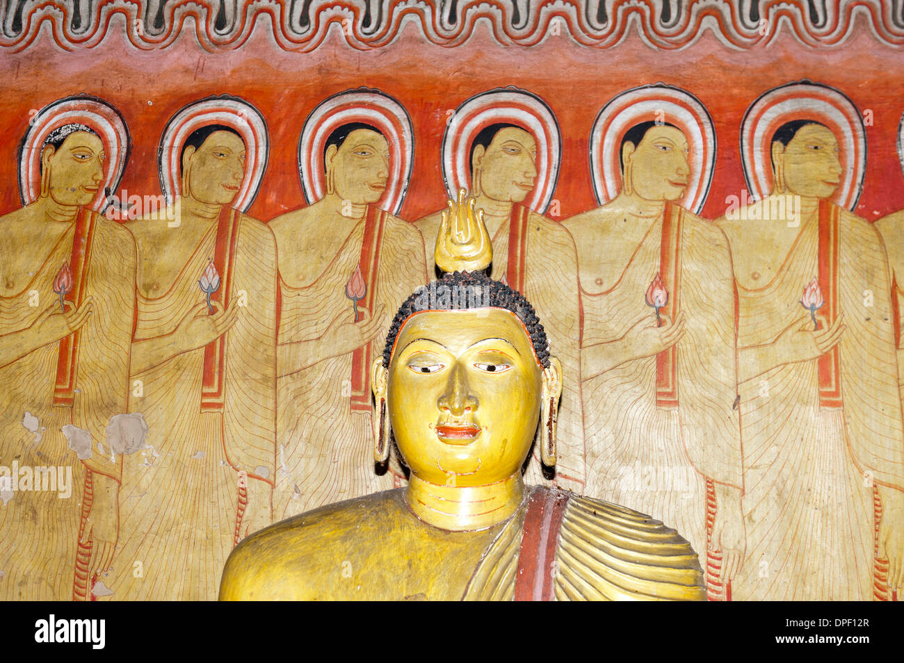 Kopf Der Buddha Statue Bunte Wandgemalde Fresko Monche Stehen Neben Einander Maharaja Iena Hohle Stockfotografie Alamy