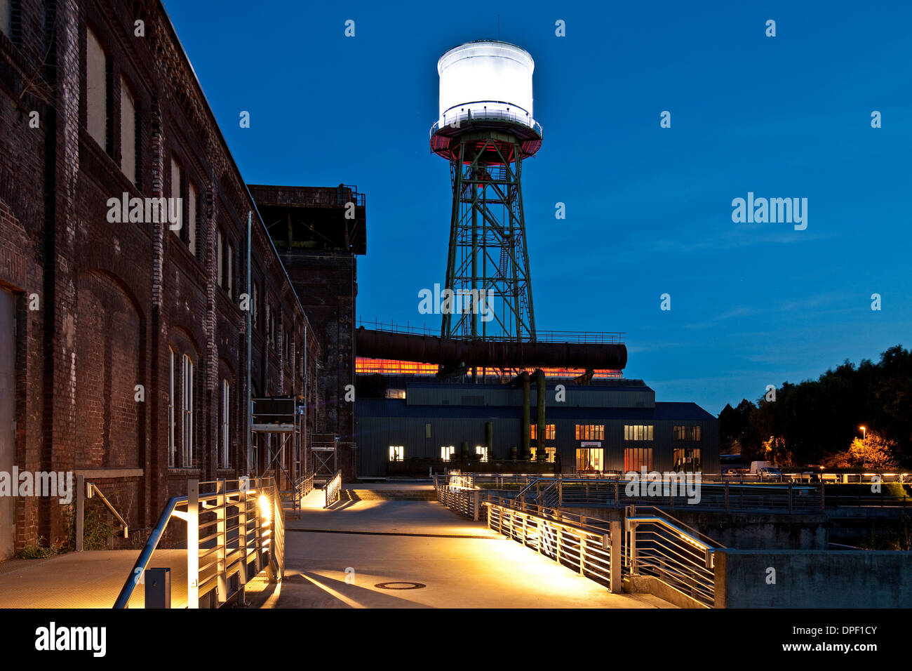 Jahrhunderthalle oder Jahrhunderthalle mit einem Wasserturm in der Abenddämmerung, Bochum, Nordrhein-Westfalen, Deutschland Stockfoto
