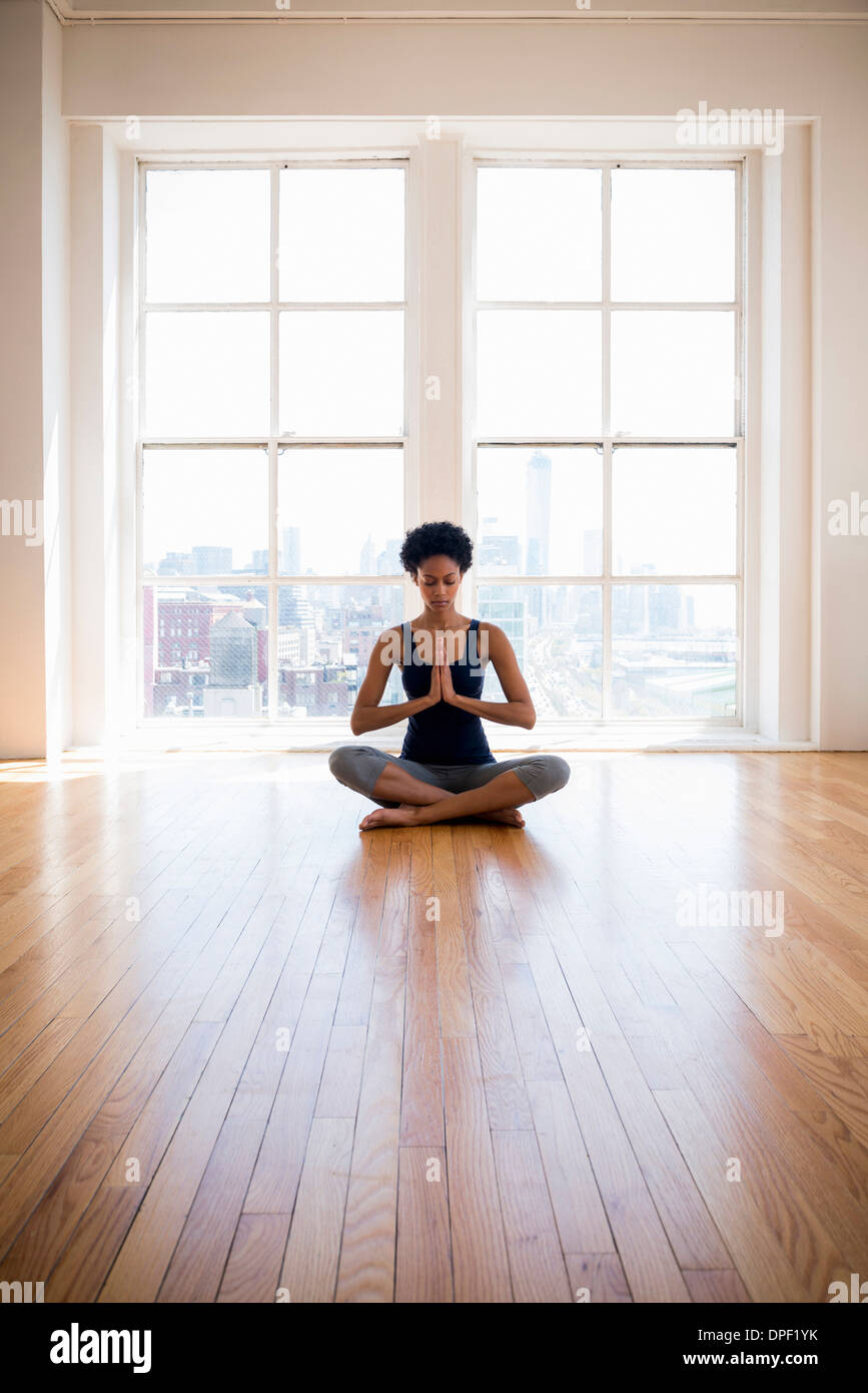 Frau praktizieren Yoga im Raum Stockfoto