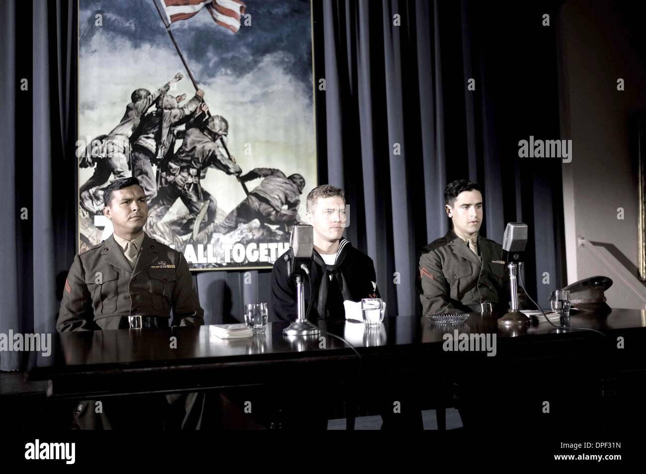 24. Oktober 2006 - K50402ES.'' Flags of Our Fathers ". Nach der Schlacht, die drei Überlebenden Flag-Raisers Â (von links nach rechts) Ira Hayes (Adam Beach), John Ã "DocÃ" Bradley (Ryan Phillippe) und Rene Gagnon (Jesse Bradford) Â A Bond Tour um Geld für Sieg teilnehmen sollen. (Kredit-Bild: © Globe Photos/ZUMApress.com) Stockfoto