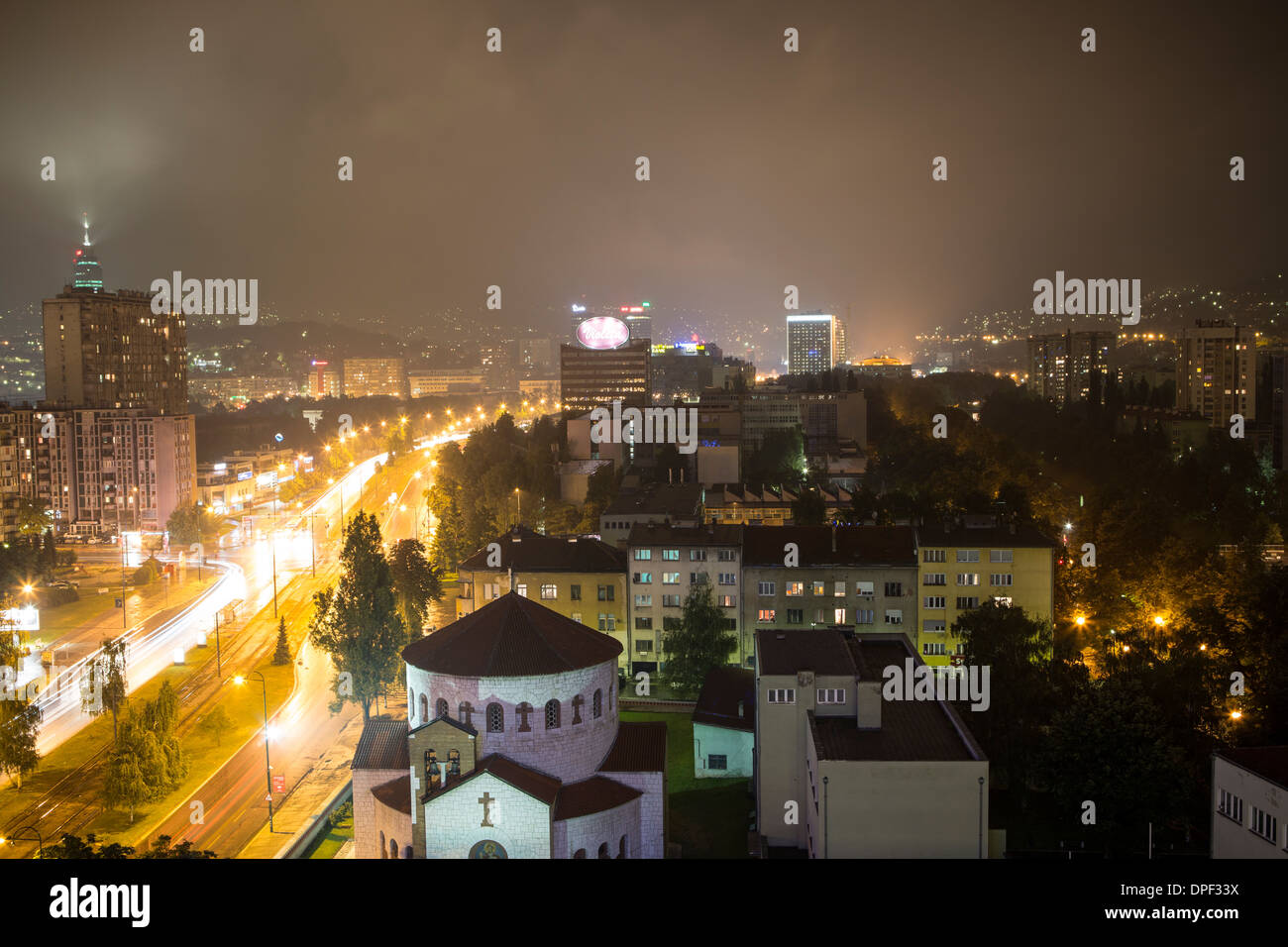 City Skyline bei Nacht, Sarajevo, Bosnien und Herzegowina Stockfoto