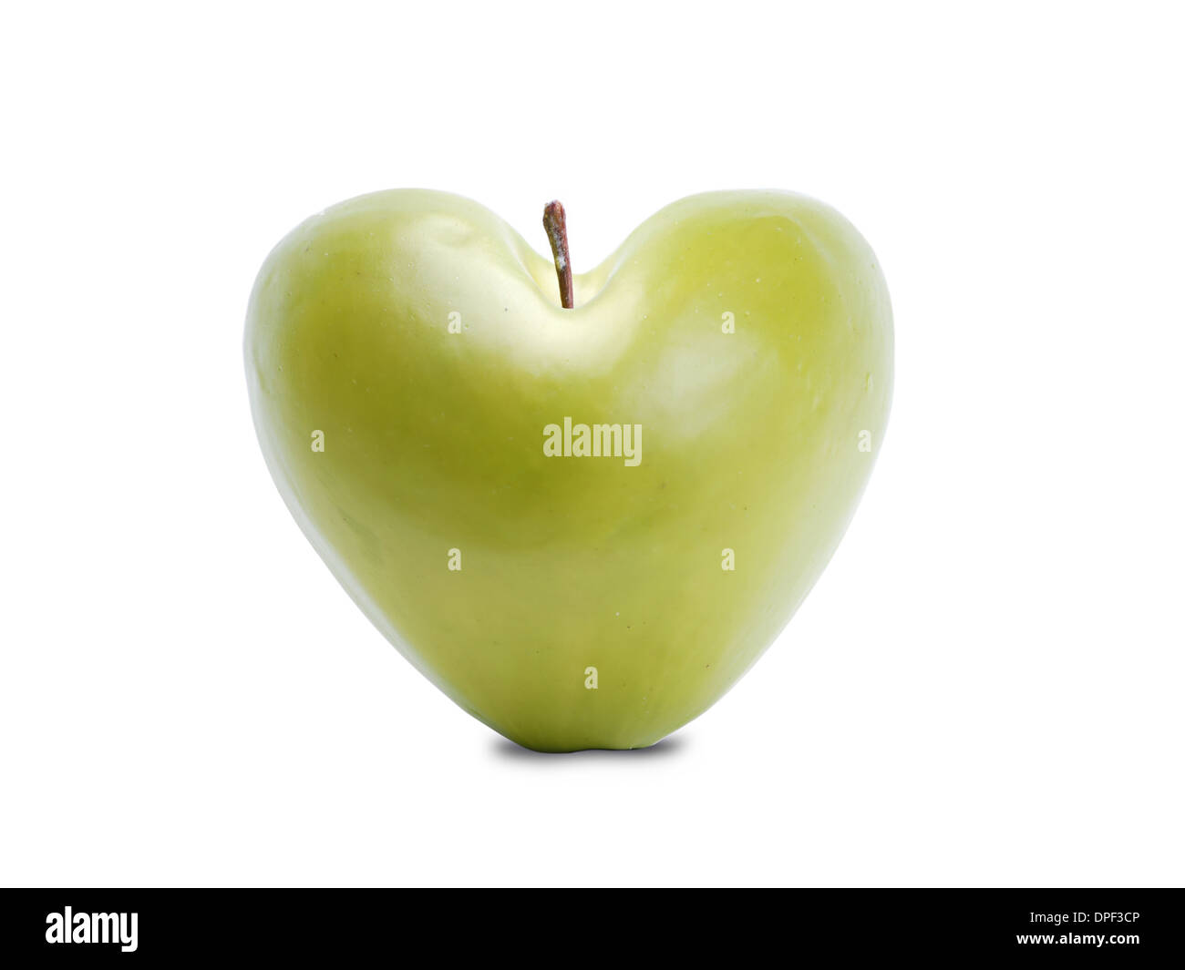 Grüner Apfel in der Form von Herzen erschossen auf weißem Hintergrund Stockfoto