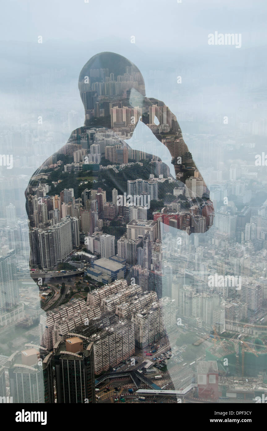 Geschäftsmann mit Smartphone und Hong Kong Stadtbild, zusammengesetztes Bild Stockfoto