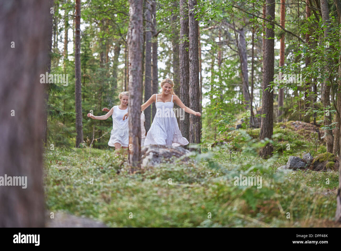 Teenager-Mädchen im Wald laufen Stockfoto