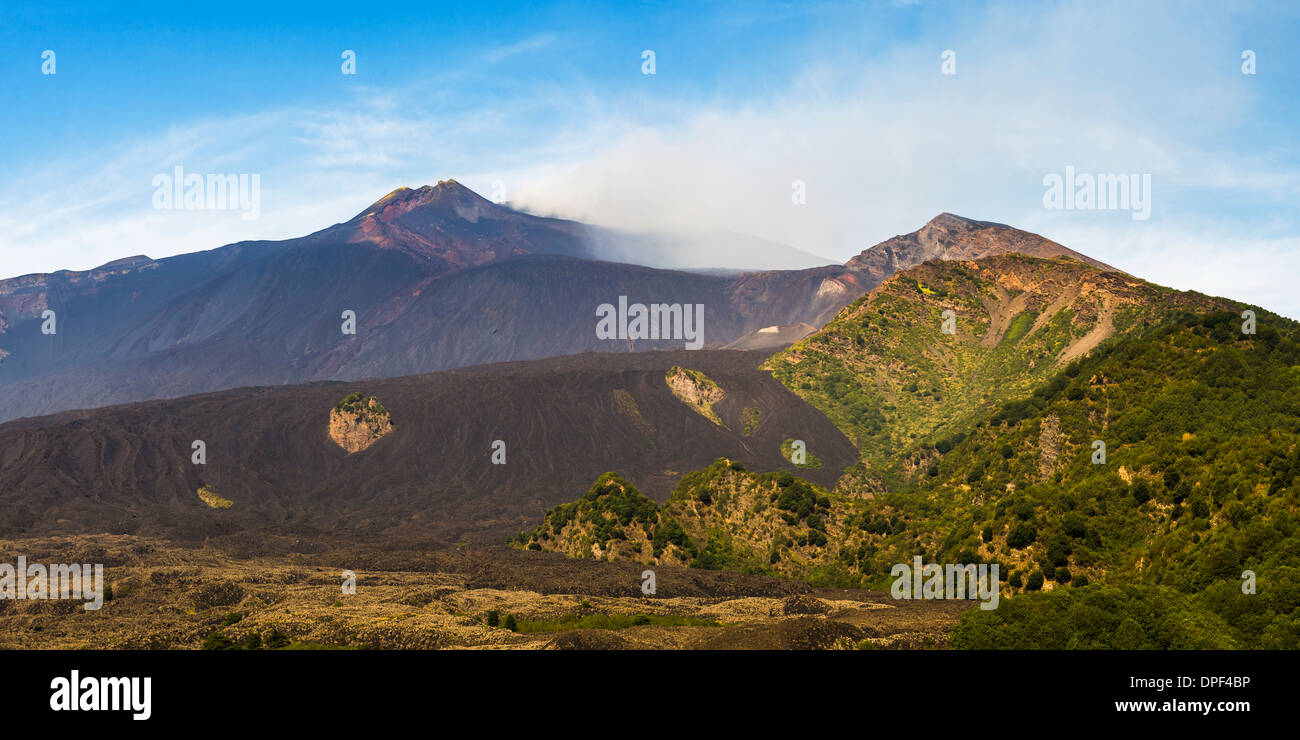 Ätna Vulkan mit einem Lavafeld im Vordergrund, UNESCO World Heritage Site, Sizilien, Italien, Europa Stockfoto
