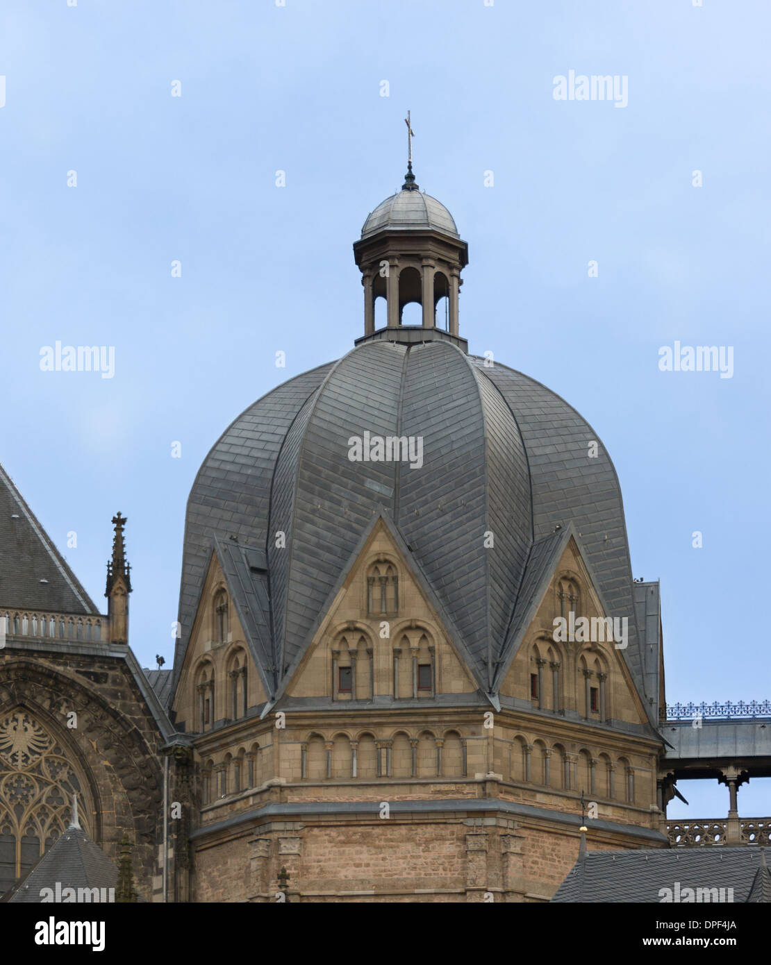 Die barocke Kuppel der Kathedrale in Aix-la-Chapelle ist ein markantes architektonisches Merkmal. Der Dom, auch als Aachener Dom bekannt, ist ein UNESCO-Weltkulturerbe, das für seine mittelalterlichen und barocken Elemente bekannt ist. Stockfoto