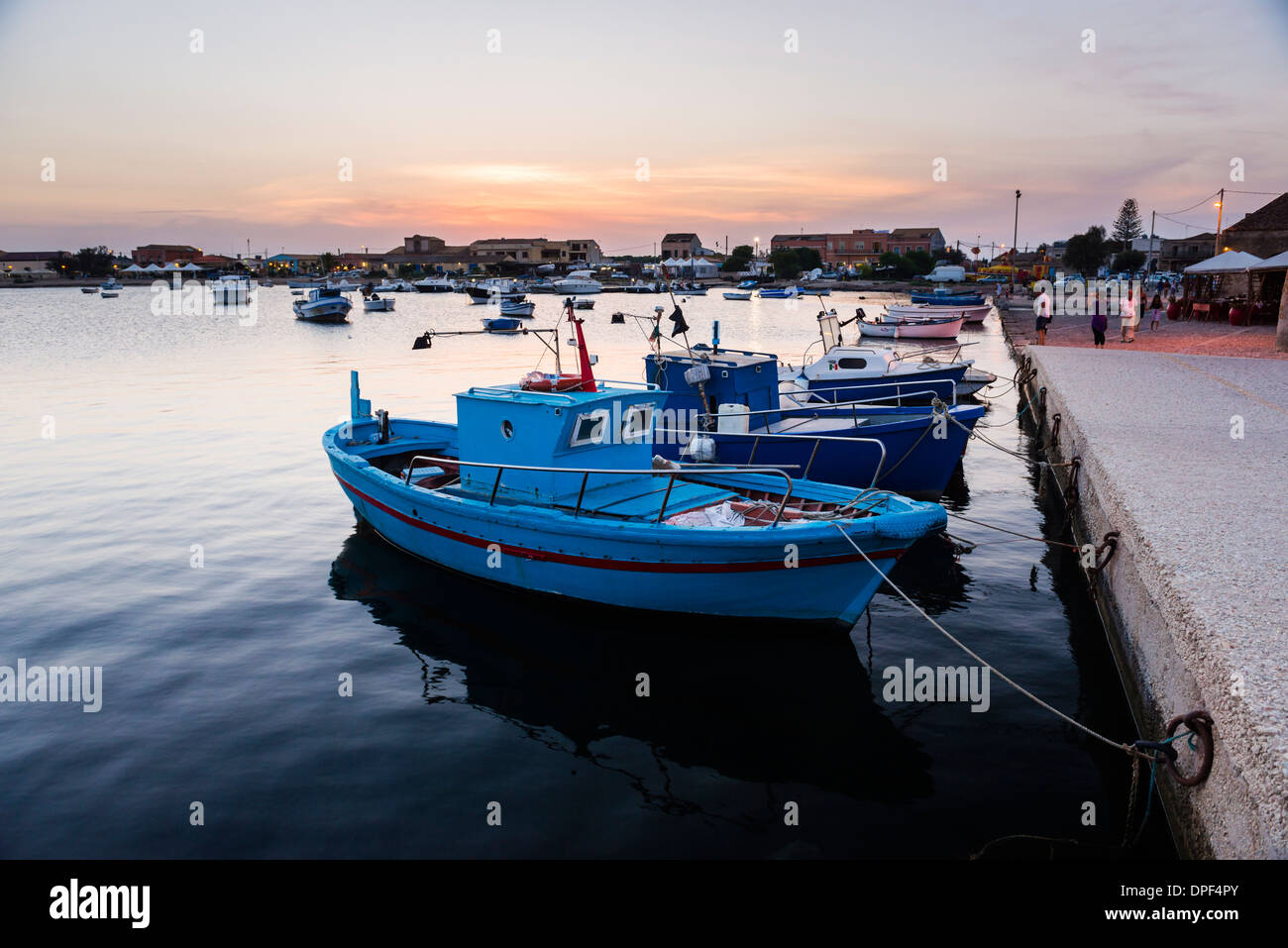Angelboote/Fischerboote bei Sonnenuntergang im Fischerhafen von Marzamemi, Süd-Ost-Sizilien, Italien, Mittelmeer, Europa Stockfoto