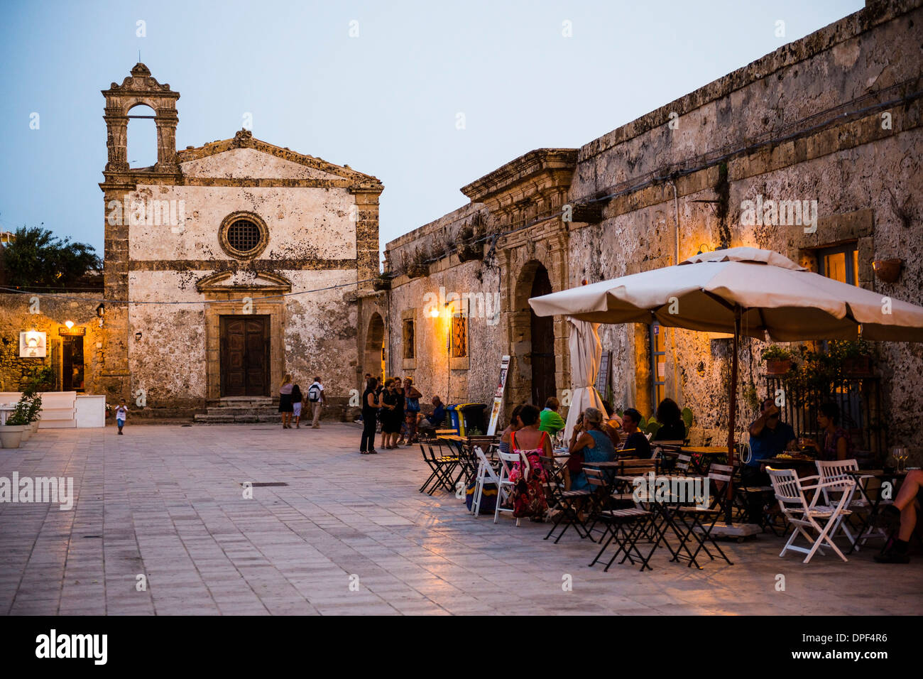 Tourist in einem Restaurant, Kirche von Str. Francis von Paolo auf dem Hauptplatz, Marzamemi, Sizilien, Italien, Europa Stockfoto