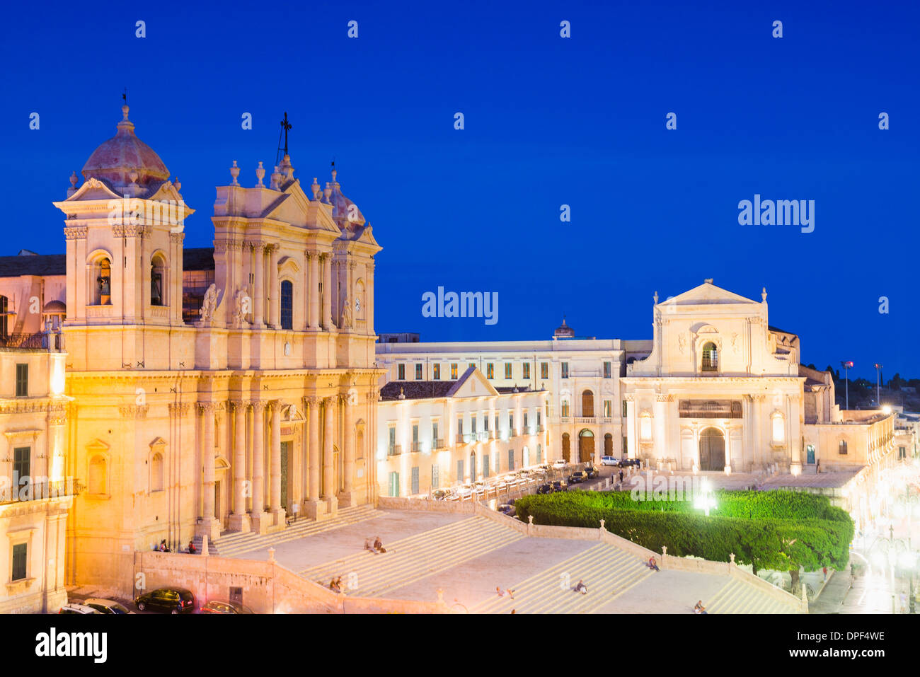 St. Nicholas Cathedral und Kirche von San Salvatore in Piazza del Municipio in der Nacht, Noto, UNESCO Website, Sizilien, Italien Stockfoto