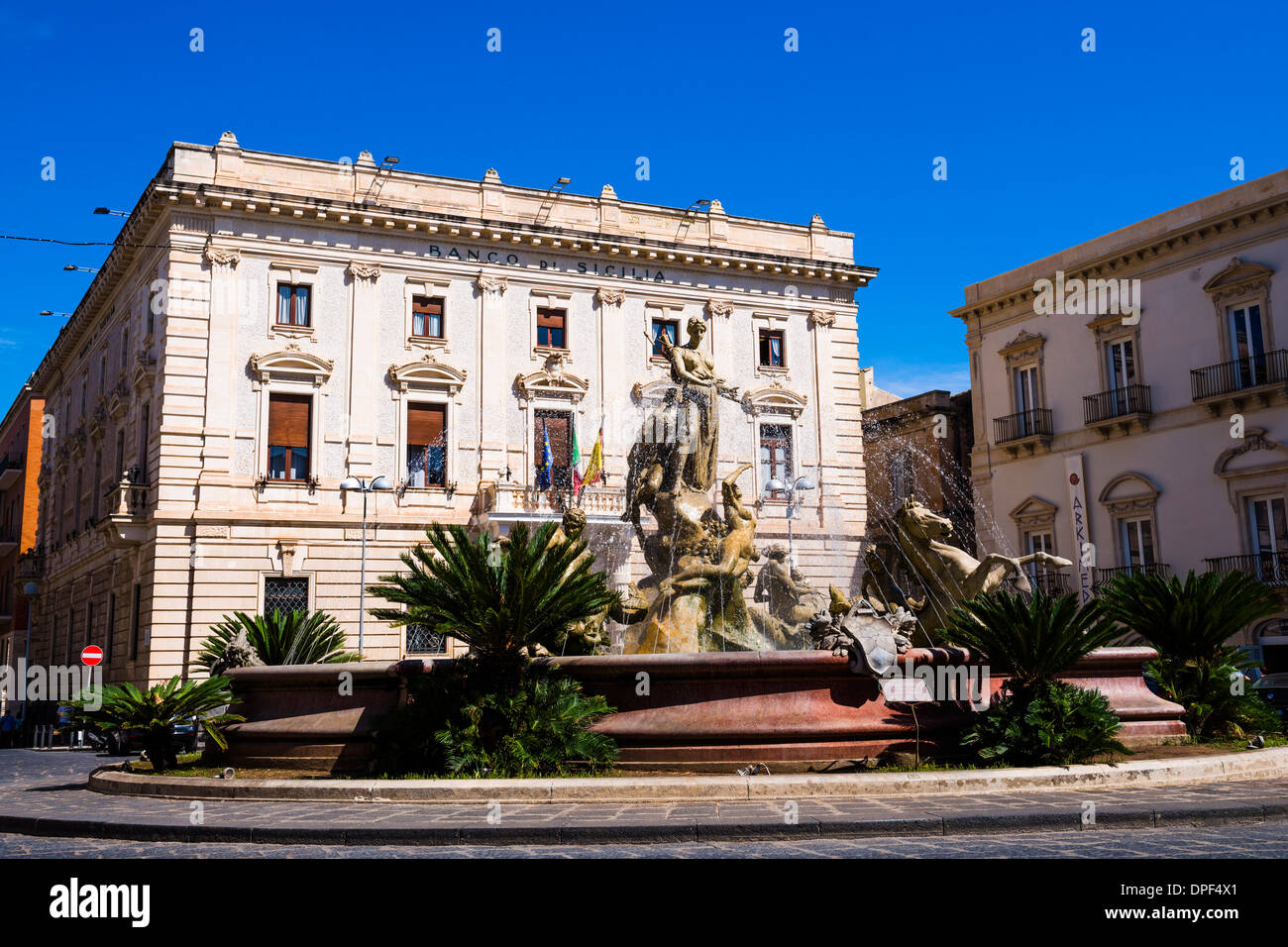 Brunnen von Artemis und Banco di Sicilia, Archimedes Square, Ortigia (Ortygia), Syrakus (Siracusa), UNESCO-Website, Sizilien, Italien Stockfoto