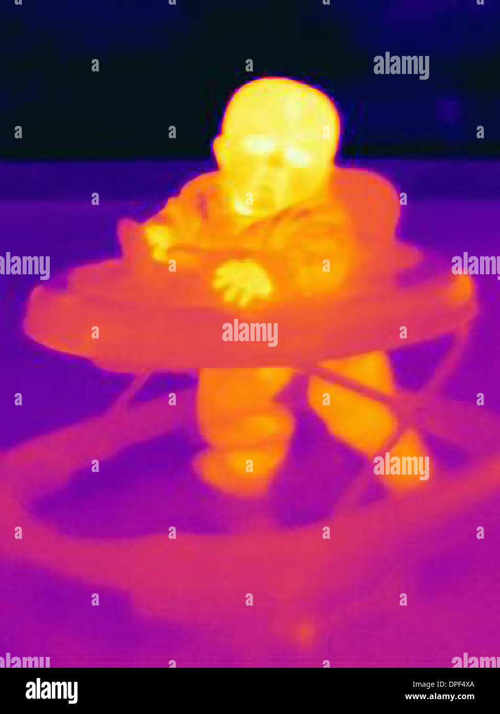 Wärmebild eines sechsmonatigen Baby Boy mit Lauflernhilfe Stockfoto