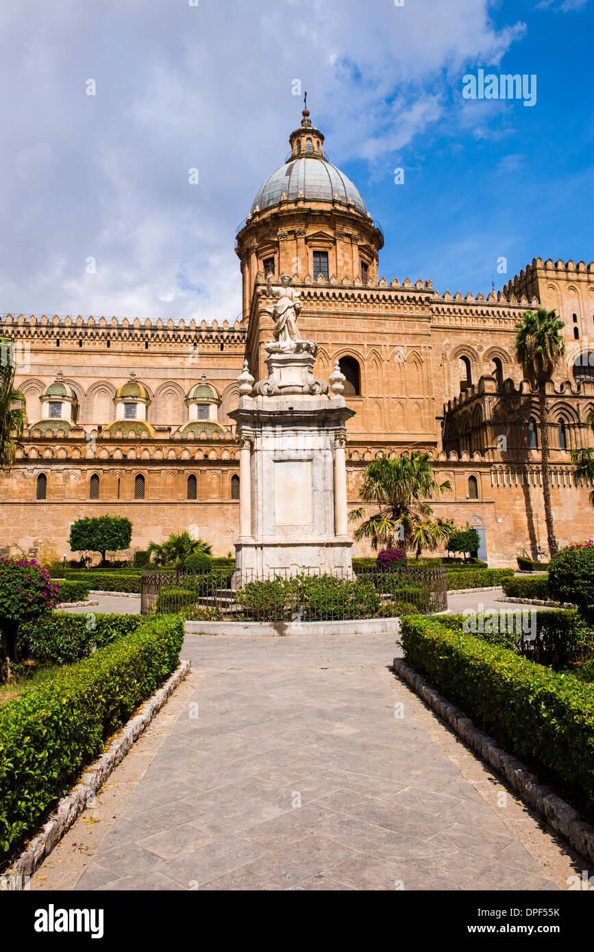 Santa Rosalia Statue vor der Kathedrale von Palermo (Duomo di Palermo), Palermo, Sizilien, Italien, Europa Stockfoto