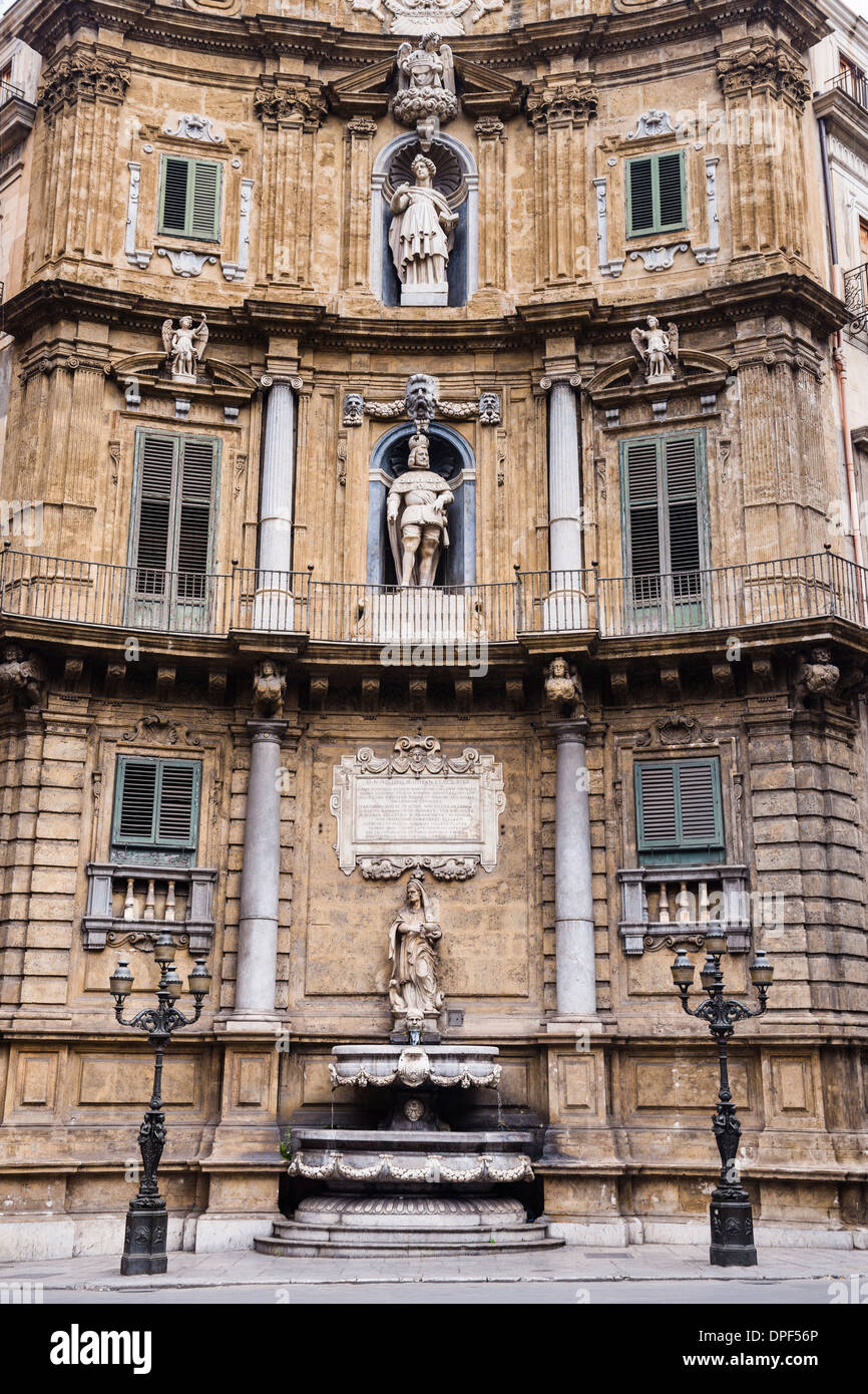 Quattro Canti (The Four Corners), Piazza Vigliena, einem barocken Platz im Zentrum der Altstadt von Palermo, Sizilien, Italien, Europa Stockfoto