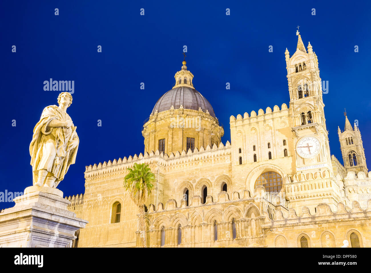 Kathedrale von Palermo in der Nacht (Duomo di Palermo), zeigen, Statue, Kuppel und Glockenturm, Palermo, Sizilien, Italien, Europa Stockfoto