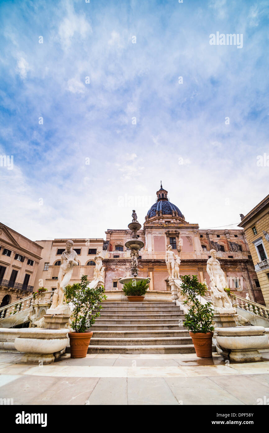 Pretoria Brunnen, Pretoria Platz (Piazza) mit Kuppel der Kirche von Santa Caterina in Hintergrund, Palermo, Sizilien, Italien, Europa Stockfoto