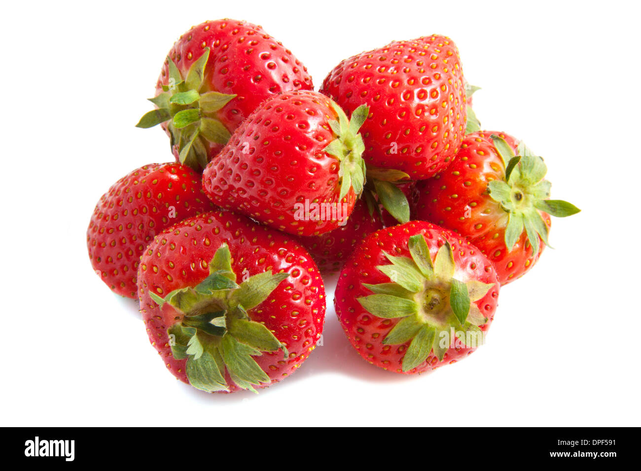 Frische Erdbeeren auf einem Haufen isoliert auf weiß Stockfoto