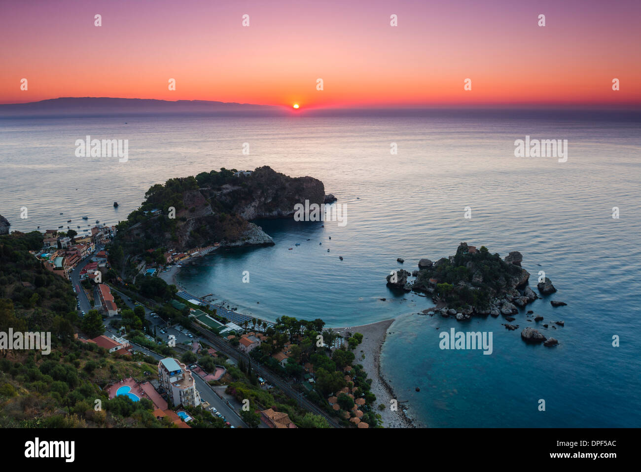 Strand von Isola Bella und Isola Bella Insel bei Sonnenaufgang, Taormina, Sizilien, Italien, Mittelmeer, Europa Stockfoto