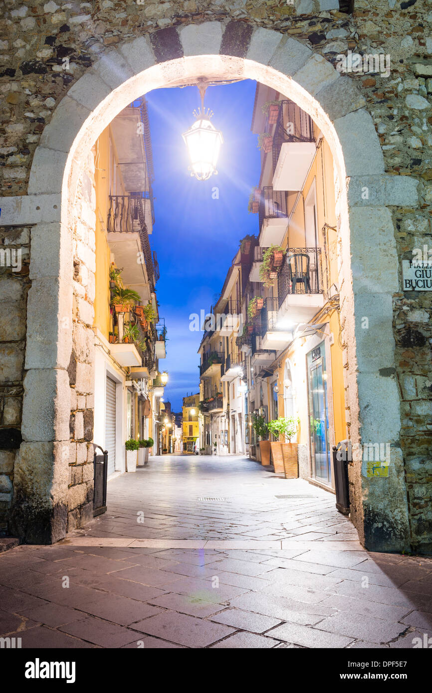 Porta Catania, der Eingang zum Corso Umberto, der Hauptstraße in Taormina bei Nacht, Sizilien, Italien, Europa Stockfoto