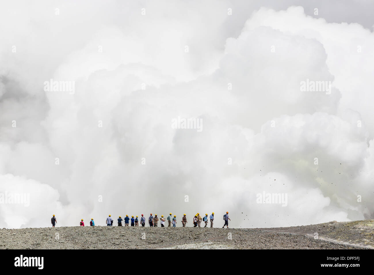 Besucher gerade Schlamm, ausgeworfen aus einer aktiven Andesit Stratovulkan auf White Island, North Island, Neuseeland Stockfoto