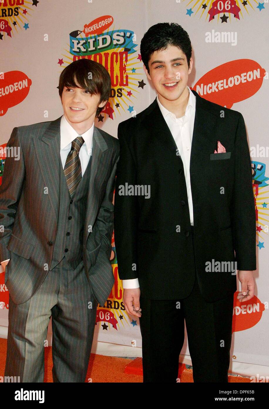 1. April 2006 - Hollywood, Kalifornien, US - K47403EG. NICKELODEON ES 19. JÄHRLICHE KIDS' CHOICE AWARDS, ANKÜNFTE AM UCLA PAULEY PAVILION WESTWOOD, CA. 01.04.2006.  -DRAKE BELL JOSH PECK (Kredit-Bild: © Ed Geller/Globe Photos/ZUMAPRESS.com) Stockfoto 1. April 2006 - Hollywood, Kalifornien, US - K47403EG. NICKELODEON ES 19. JÄHRLICHE KIDS' CHOICE AWARDS, ANKÜNFTE AM UCLA PAULEY PAVILION WESTWOOD, CA. 01.04.2006.  -DRAKE BELL JOSH PECK (Kredit-Bild: © Ed Geller/Globe Photos/ZUMAPRESS.com) Stockfoto