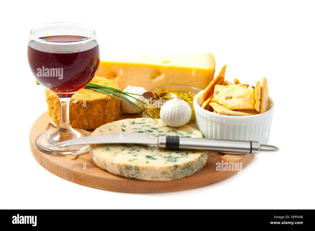 Käse vom Brett mit einem Glas Rotwein Stockfoto