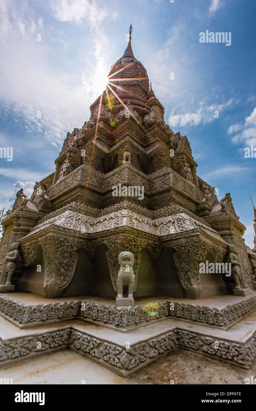 Stupa vor die Silberpagode im königlichen Palast in der Hauptstadt Phnom Penh, Kambodscha, Indochina, Südost-Asien Stockfoto