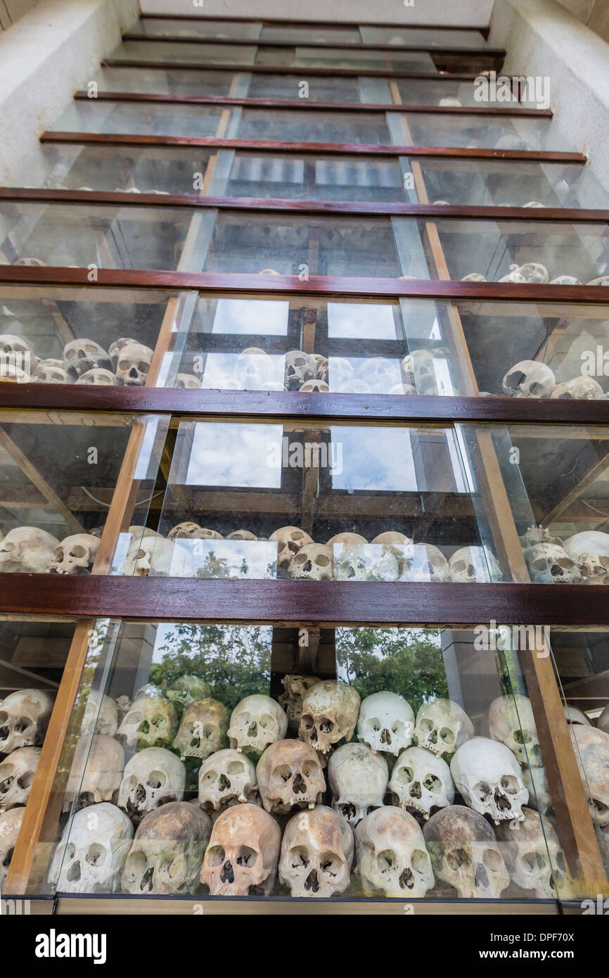 Denkmal, gefüllt mit menschlichen Schädeln bei der Tötung Felder Choueng Ek, Opfer unter den Roten Khmer, Phnom Penh, Kambodscha Stockfoto