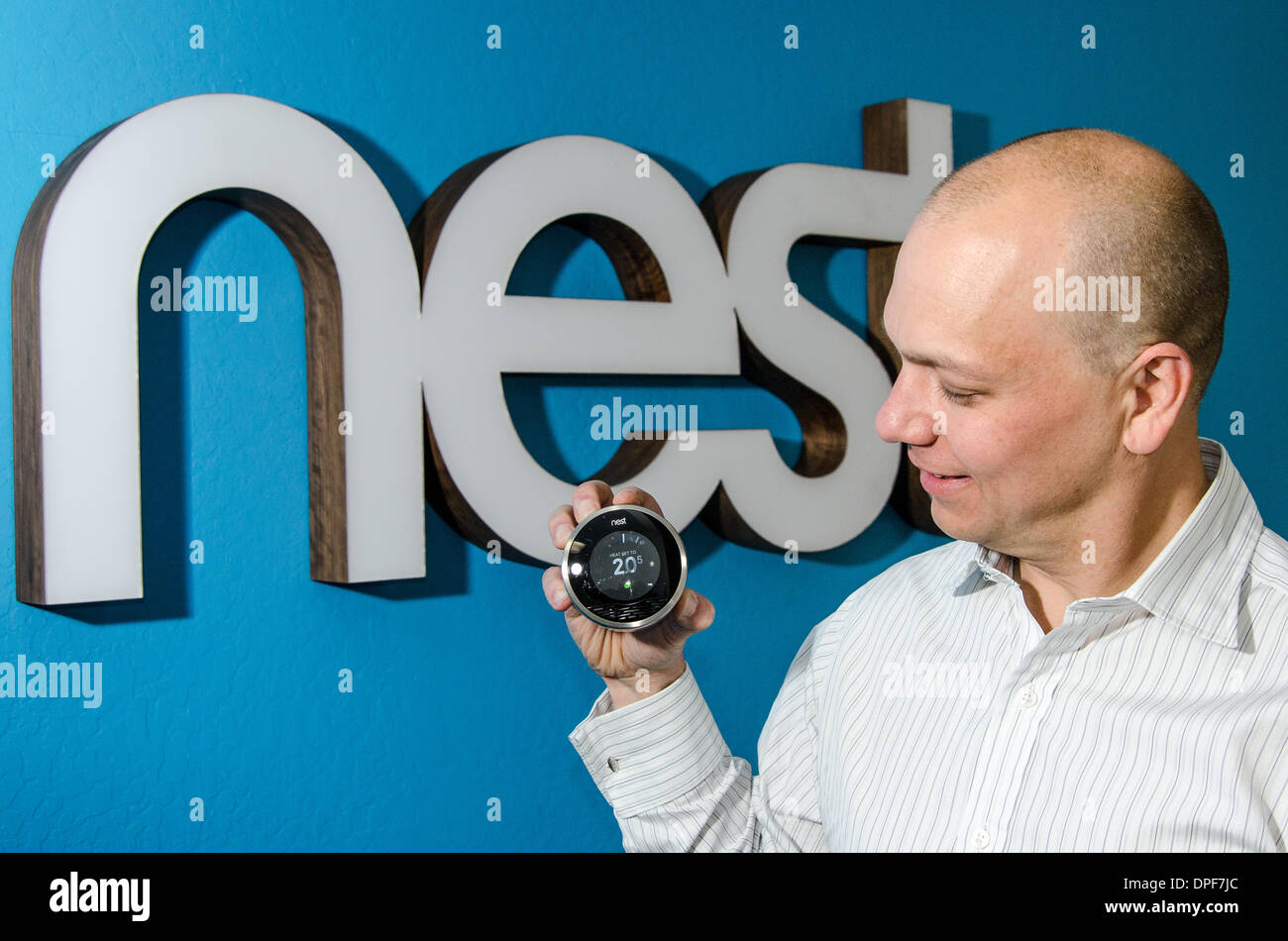 Intelligente Geräte: bei Apple, Tony Fadell geholfen, iPod und iPhone zu entwickeln. Er Mitbegründer war Silicon Valley Start-up-Nest, das intelligente Geräte, wie das Nest Thermostat entwickelt, die Fadell hier vor das Firmenlogo im Jahr 2012 zeigt. Stockfoto