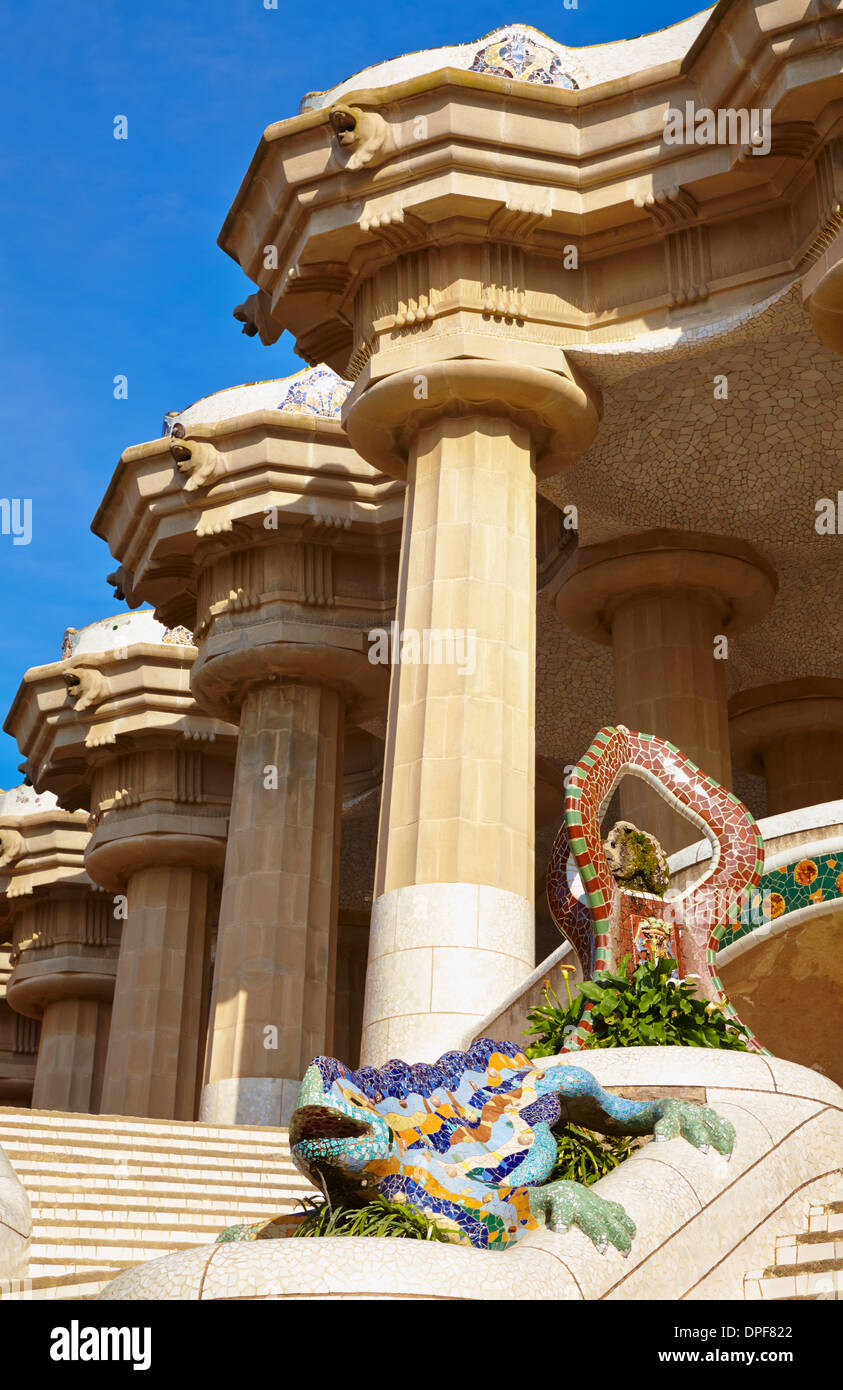 "El Drac" (der Drache) im Parc Güell, von Antoni Gaudi. Barcelona. Katalonien. Spanien Stockfoto