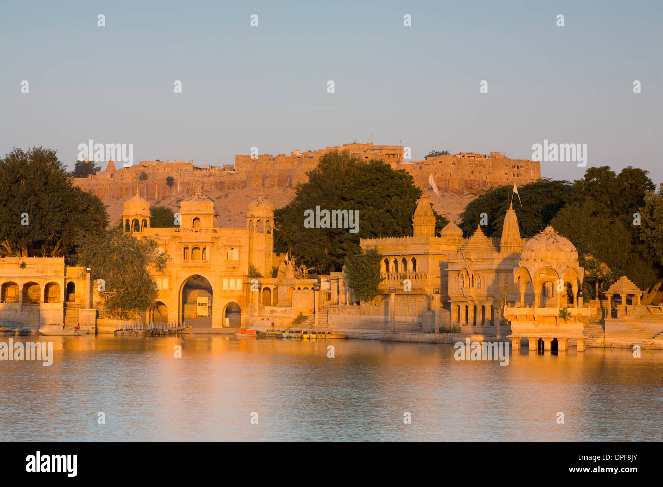 Jaisalmer Festung und Gadsisar See beleuchtet bei Sonnenaufgang, Jaisalmer, Rajasthan, Indien, Asien Stockfoto